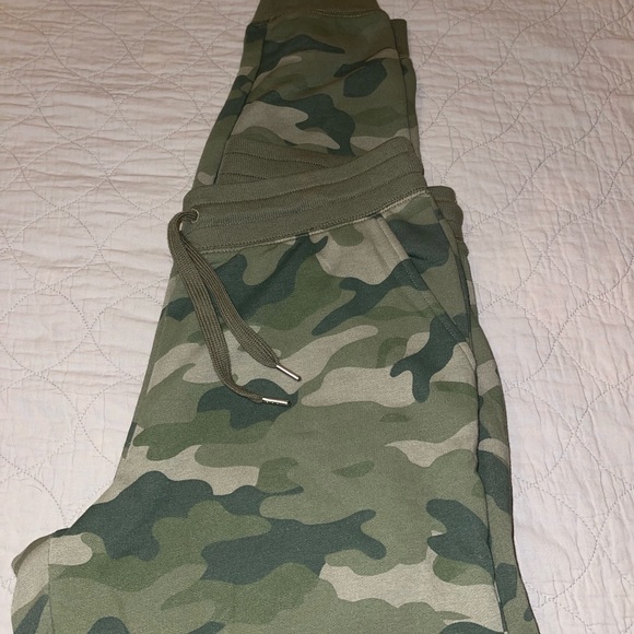 Old Navy Camo Joggers - Picture 10 of 11